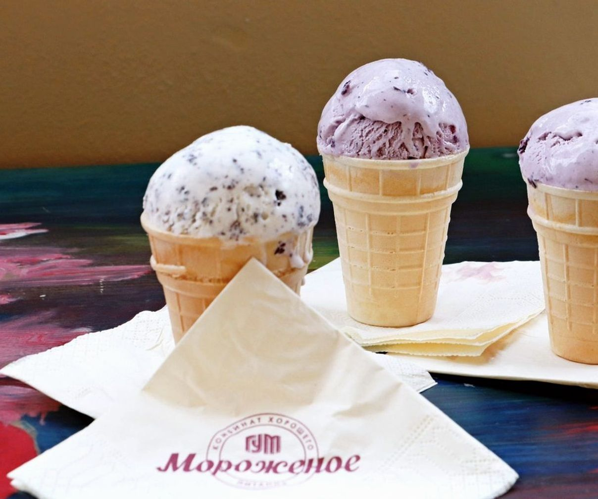 Vitrina de heladería con helados y gelatos frescos