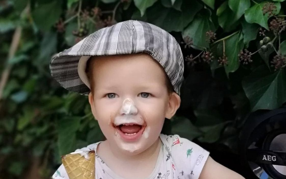 Una copa de helato de dulce de leche recién sacado del congelador, adornada en un plato blanco